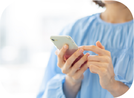 スマホを持つ手の写真